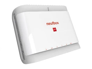 Neufbox NB4 SFR : boîtier blanc horizontal avec le logo neufbox et le carré rouge SFR