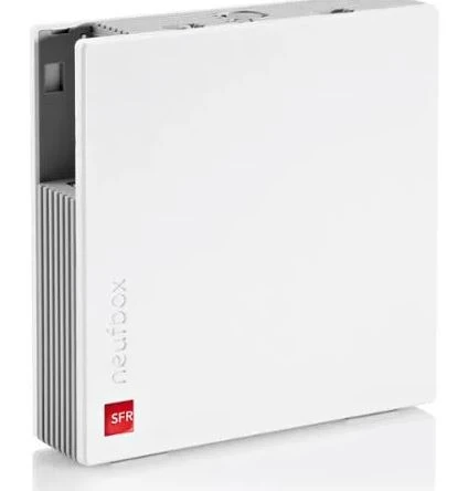 Neufbox NB6 SFR ou Box Évolution : boîtier blanc carré posé à la verticale