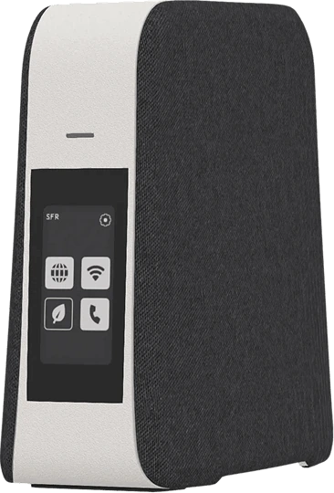 SFR Box 10+ de trois quarts, écran E-ink tactile allumé en façade